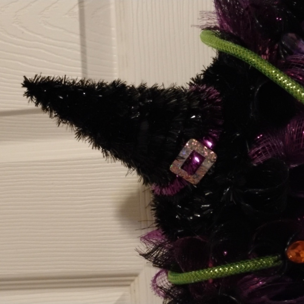"Witch's Brew" Halloween Wreath - Picture 7 of 8